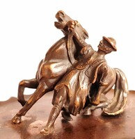 Lovát fékező Csikós mini bronz szobor