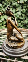 Csevegő hölgy - bronz szobor