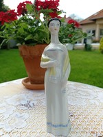 Woman in yellow porcelain from quarry