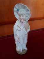 Kislány legyezővel: antik színezett mázatlan porcelán szobor
