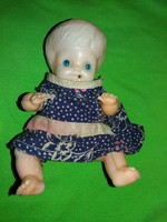 Régi ritka 1960 - s évek DMSZ üvegszemű játék műanyag baba eredeti ruhájában 15 cm a képek szerint