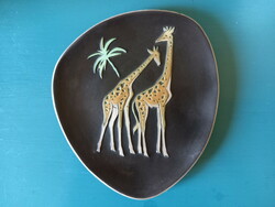 Retro-style ceramic wall plate, painted with a giraffe image, without markings.