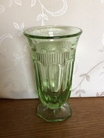 Gyönyörű uránzöld öntött váza kehely