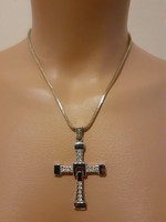 Ezüst színű nyaklánc kristállyal díszített kereszt medállal