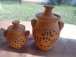 2 marked garlic and red onion storage containers, perfect by a Hungarian artist