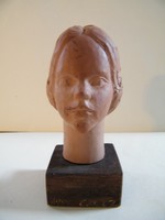 Jelzett női fej mini kerámia, terrakotta szobor