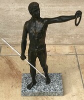 A győztes gerelyvető, bronz szobor