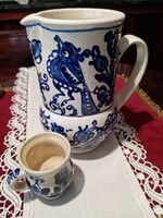 Jelzett korondi kerámia  kancsó / kiöntő és  kávés  csésze / boros pohár  -- kék  fehér