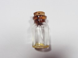 Régi retro mini üveg palack parafa dugóval 4 cm magas