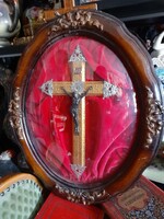 XIX. End of the century homemade altar crucifix, body with silver and gold decorations, in a wooden frame with convex glass.