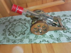 Retró rézveretes ital kínáló "ágyú".