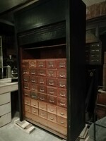 Sokfiókos keményfa kartotékszekrény, 1920-as, 30-as évek, rolós szekrény, fém rolóval, 35 fiókos