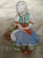 Zsolnay porcelán,libatömő lány!