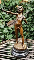 Zenélő fiú - bronz szobor