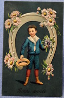 Antik dombornyomott Újévi üdvözlő litho képeslap  kisfiú szerencsepatkó ibolya százszorszép