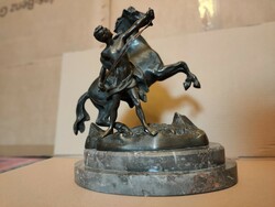 Lovát fékező bronz szobor