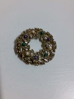 Brooch pin set with gilded pearls and set with colored stones
