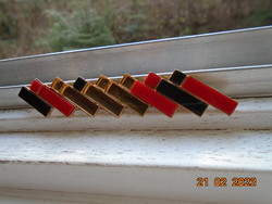 Art Deco hosszú ,vörös és fekete csiszolt kő berakással ,geometrikus formával, aranyozott bross