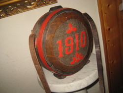Tölgyfa butykos  1910 ből  , monogrammal  , vállra akasztható bőrszíjjal  24 cm átmérőjű jó állapot