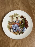 Nagyon szép élénk színekkel készült jelenetes porcelán tányér.