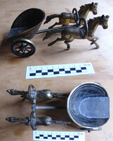 Réz római jellegű lovaskocsi két lóval, kerék forog 482 g Fix 22 000.-ft az ár tartalmazza az MPL cs