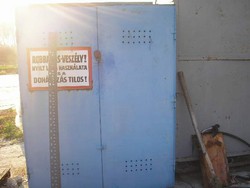 EM3 Vastagfalú 45 éves  erős súlyos  gázpalack tárolónak ,szerszámos szekrénynek 2 ponton zár 2,4 m3