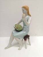 Hollóházi porcelán szobor lány almával (50046)