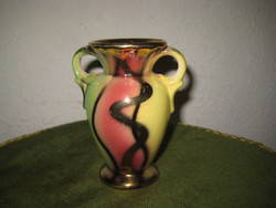 Régi , kvalitásos kis váza , porcelánból  sok  arannyal díszítve   11 cm  cm , nem jelzett