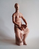 Mikus Sándor: Nő könyvvel, kerámia szobor