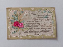 Régi képeslap 1901 dombornyomott levelezőlap selyem rátéttel galambok rózsa nefelejcs