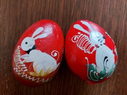 Régi festett piros tojás fehér nyuszis retro húsvéti fatojás