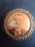 Antique portrait brooch of the xx. From the beginning of the century