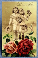 Antik  dombornyomott  litho képeslap kisleány kisfiú 4levelű lóherével hatalmas rózsák
