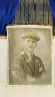 Antik férfi fotó kemény kartonon - 47 x 34 cm - sérült