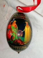 Vélhetően orosz tojás, festményjelenettel, arany színű fém díszítéssel