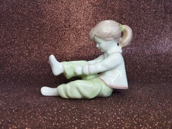 Aquincum porcelán - öltözködő lány