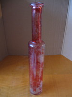 Hosszú , keskeny palack, szálas váza, koptatott piros 35 cl-es