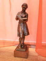 Olcsai kiss Zoltán: statue of a reading girl