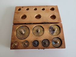 Régi vintage 1908 tól hitelesített réz patikai mérlegsúly készlet mérleg súly