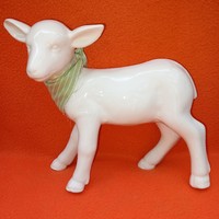 Édes, fehér kisbárány. Húsvéti dekoráció. Porcelán figura. Figurális szobor.