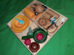 Retro Barbie babaházhoz sok - sok darabos konyhai felszerelés egyben a képek szerint