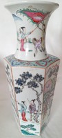Kínai hatszögletű Famille rose váza, Csing korszak, 18. sz.