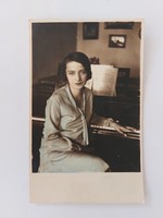 Régi képeslap fotó levelezőlap hölgy zongora