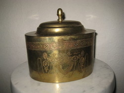 Tea tartó , szépen vésett sárgaréz doboz  , 18 x 17 cm , használva még nem volt