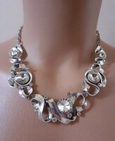 Showy casual necklaces decorated with crystals
