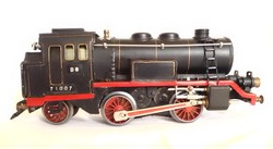 Szertartályos fekete gőzmozdony, egyedi készítésű nullás 0-ás vasút modell játék vonat