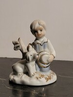 Német porcelán figura Kutyát simogató kisfiú