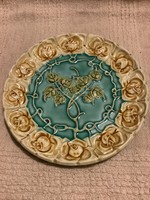 Rózsa mintás majolika fali tányér