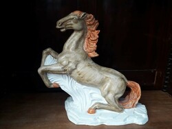 45 cm. Ágaskodó ló szobor.