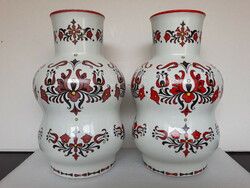 Óriás méretű Zsolnay vázák különböző színű magyaros mintával, 30 cm